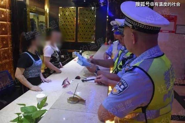 广东4个女生喝酒醉倒ktv包厢不省人事，服务员愣住了