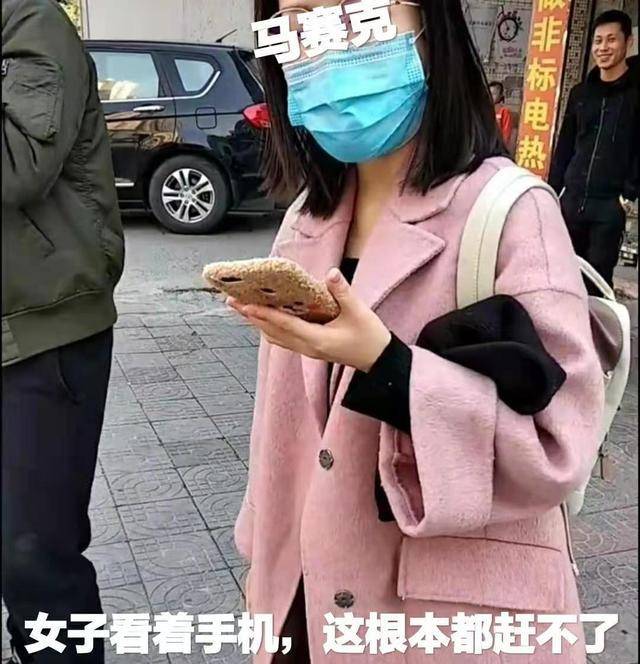 情侣搭乘摩托车赶飞机？其中原因竟然是这样