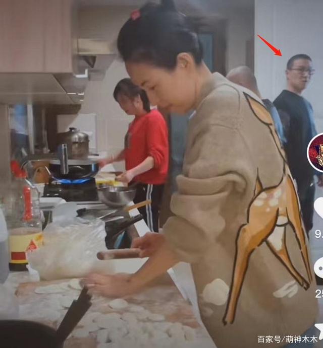 章子怡晒居家生活视频，穿着千元毛衫，厨房内景引发围观