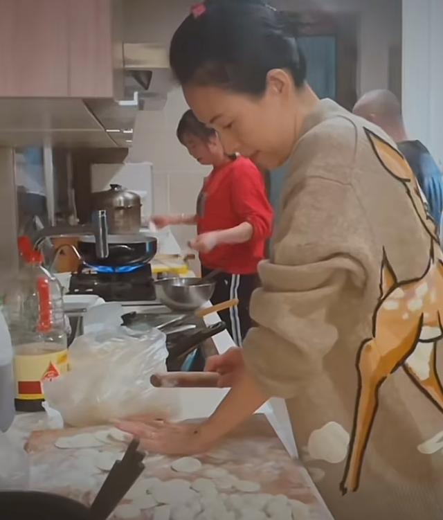 章子怡晒和家人庆祝情人节视频，厨房内景引起网友注意