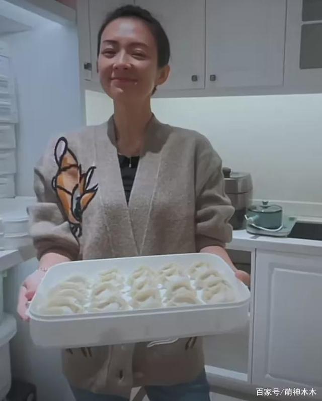 章子怡晒居家生活视频，穿着千元毛衫，厨房内景引发围观