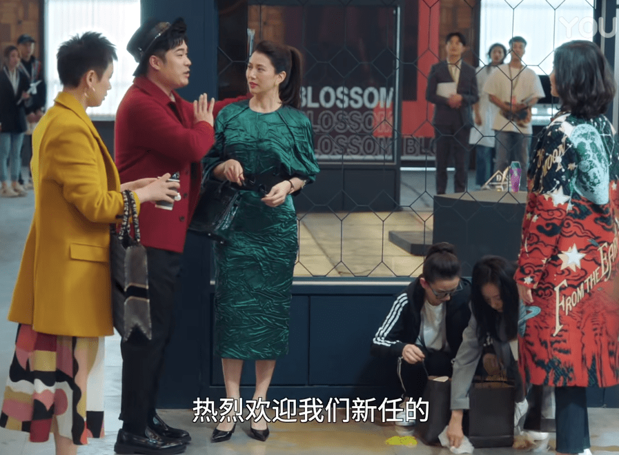 袁咏仪用名牌包为《盛装》挣足面子，网友却吐槽时代感太强