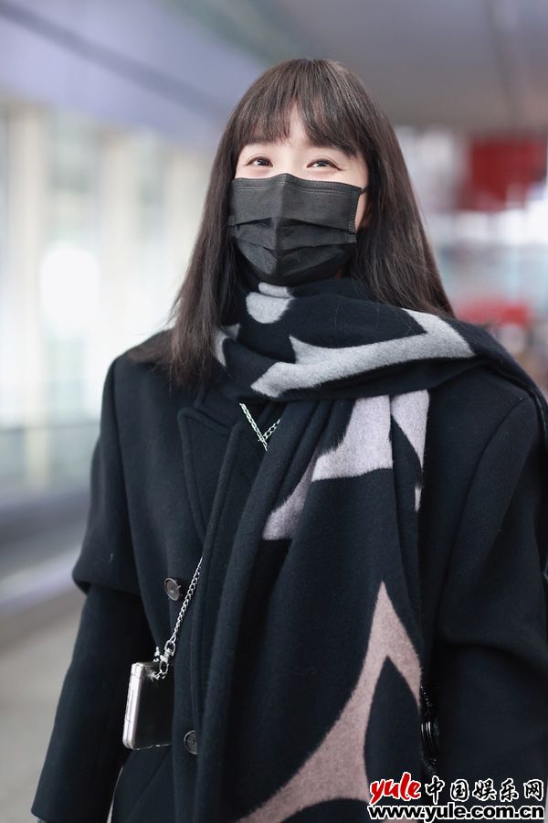 实力女演员王智现身北京机场保暖实穿又甜酷拉风