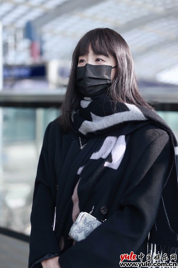 实力女演员王智现身北京机场保暖实穿又甜酷拉风