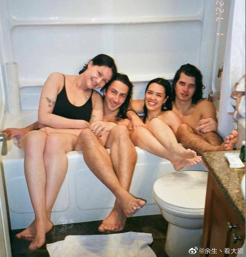 钟丽缇大女儿晒照笑容灿烂，与三个友人一同坐在浴缸中