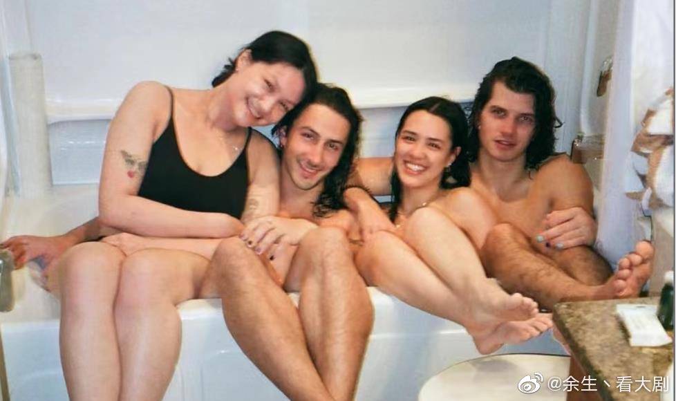 钟丽缇大女儿晒照笑容灿烂，与三个友人一同坐在浴缸中