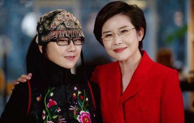 63岁杨丽萍穿花斑西装坐c位，两个妹妹气场超级强大
