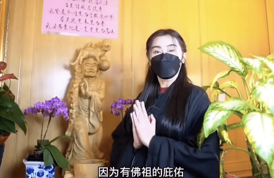 55岁王祖贤穿僧袍现身寺庙，路人：私下为人很随和