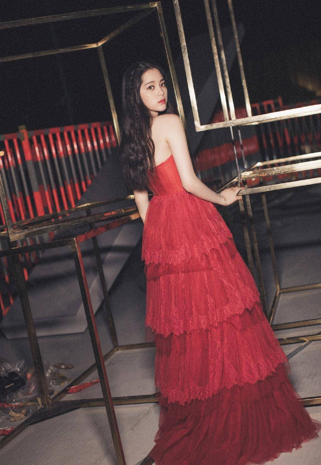 欧阳娜娜录制晚会造型曝光，红色抹胸蕾丝裙，19岁美得像公主