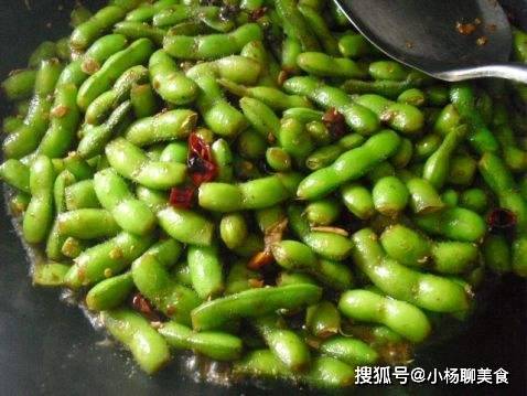 煮毛豆时，很多人直接下锅，难怪毛豆不入味，老厨师教你这几招