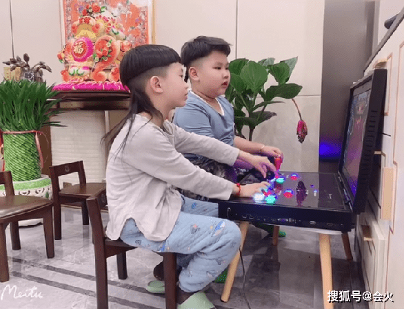 郭德纲小儿子安迪和伙伴彤彤一起玩游戏机，大肚腩引人注目
