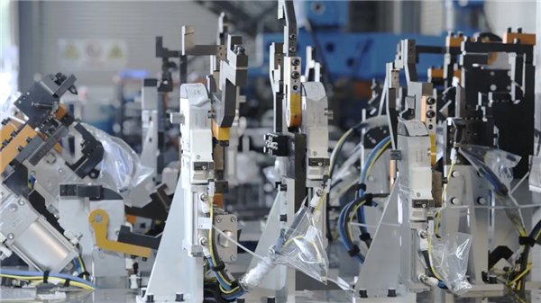 法拉第未来工厂接收明珞智能生产设备