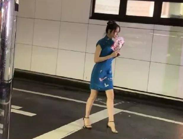 迪丽热巴拍摄街头广告，关了美颜滤镜，路人视角下暴露真实腿型