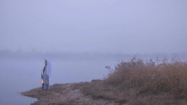 分手后，男人和女人谁会更容易忘记对方？