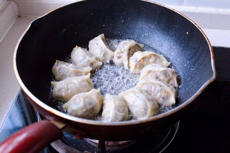 茄子青椒素锅贴，外酥里嫩，不一样的饺子吃法