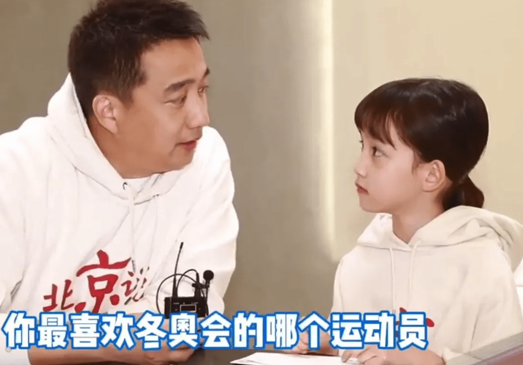 黄磊带小女儿黄少艾正式出镜，网友：这是蹭热度演戏