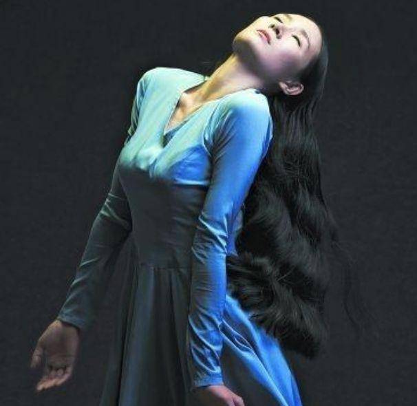 她曾是章子怡的替身，如今三十五岁还是享誉国际舞蹈家的盛名