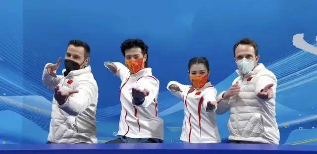 北京冬奥会冰舞比赛结束后，王诗玥、柳鑫宇再次深情相拥