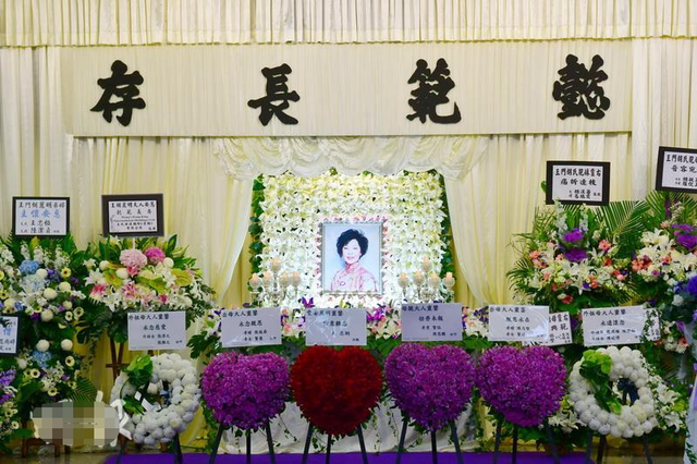 香港30亿阔太胡丽明葬礼画面曝光，众多富豪送花圈悼念