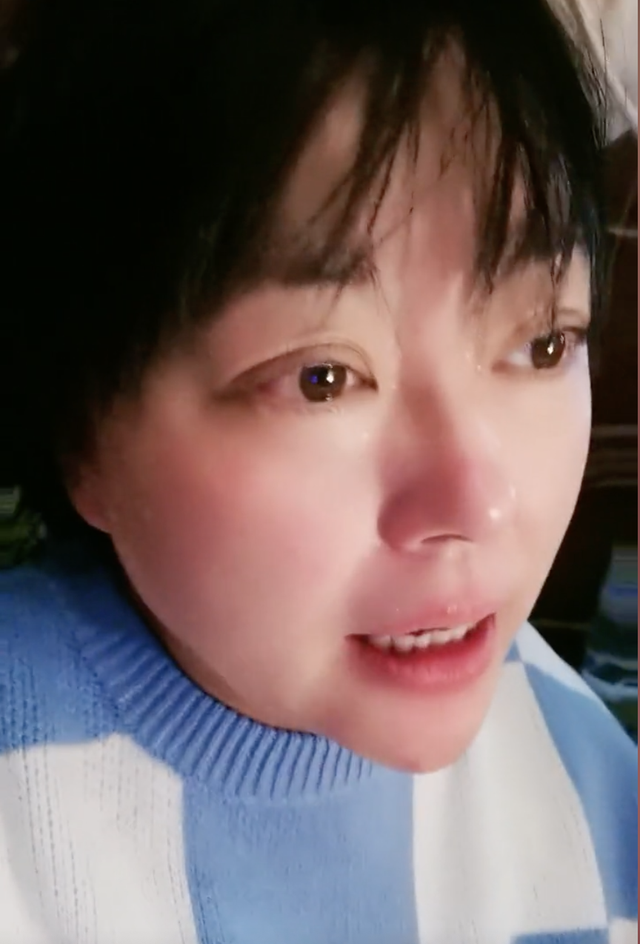 李菁菁女儿果果罕见露面，脸瘦尖下巴露出来模样十分清秀