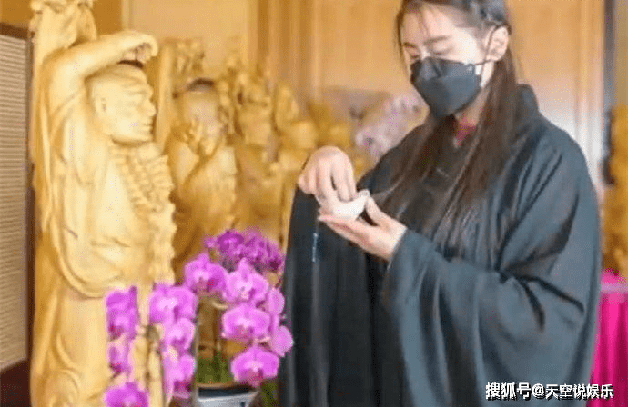 55岁王祖贤现身寺庙，双手合十虔诚祈愿：希望世界和平，引热议