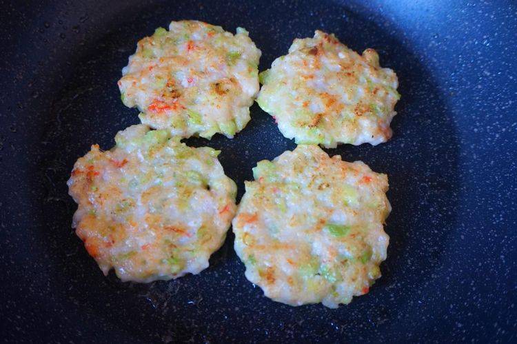 蔬菜水果虾煎饼果真吃的时候口味软嫩，色香味俱全