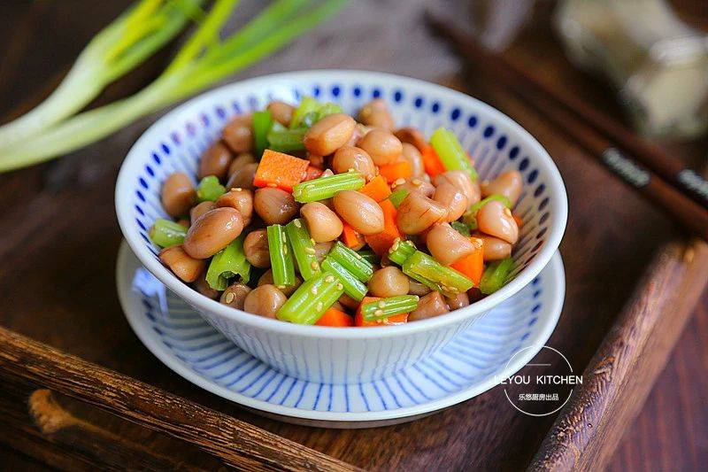 凉拌芹菜腐竹，芹菜爽口脆嫩，腐竹风味独特