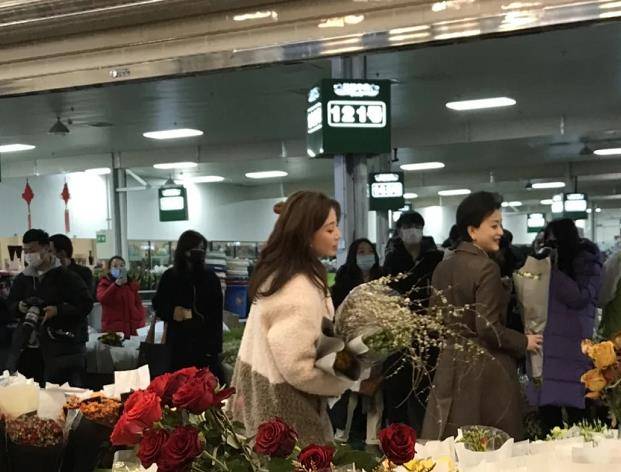 杨澜和演员尹涛一起逛花市，网友：不需要戴口罩吗？