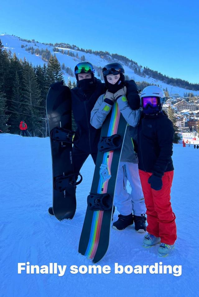 46岁贝克汉姆晒和孩子外出滑雪照，父女俩嘟嘴亲亲特别有爱