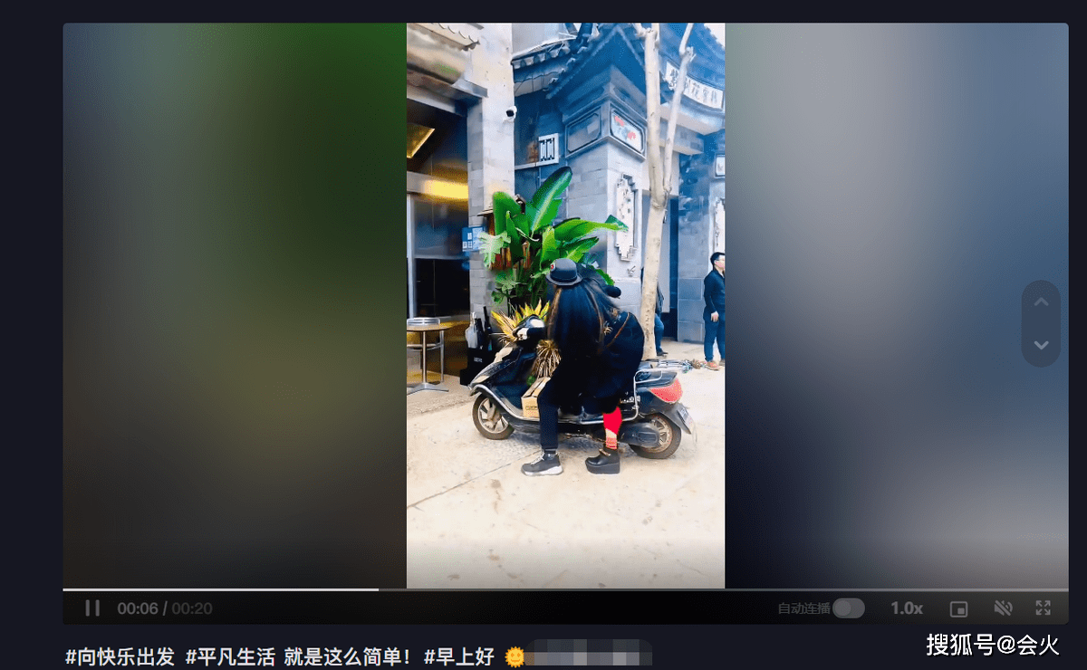 杨丽萍骑摩托车出行引热议，网友：实在是太接地气