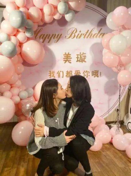 董璇37岁生日聚会，闺蜜晒接吻照，不见李小璐的身影