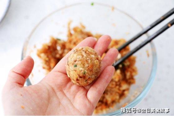 平菇鸡肉丸子的“风采”，吃了还念念不忘，这就是它的“风采