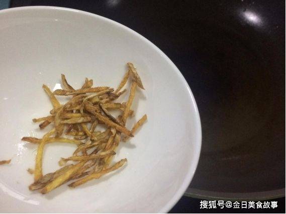 秋刀鱼怎么做好吃？吃起來机壳松脆的鱼香味诱惑