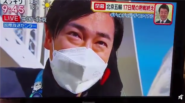 日本电视台记者含泪告别冰墩墩
