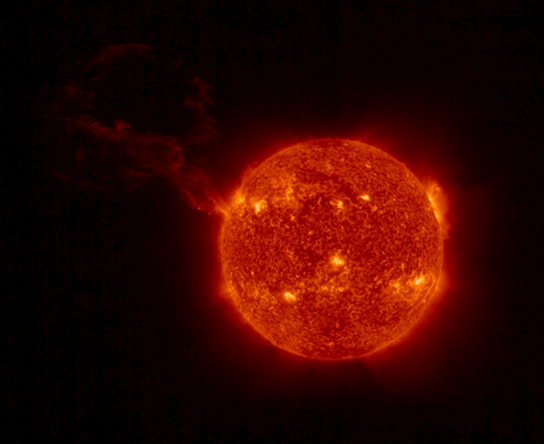 太阳轨道飞行器捕捉到巨大的日珥喷发