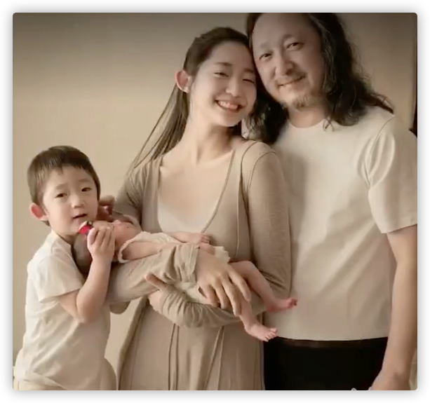 三宝妻子千惠晒一家四口同框视频，称自己私藏生三胎神器