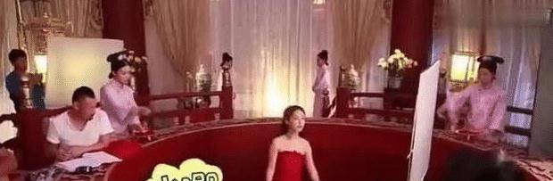 影视剧拍摄花絮：袁姗姗洗西红柿鸡蛋花汤澡，杨紫洗花瓣澡！