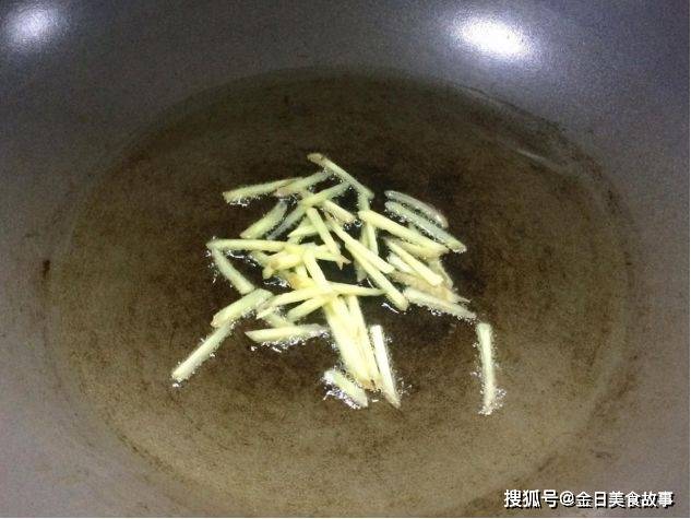 秋刀鱼怎么做好吃？吃起來机壳松脆的鱼香味诱惑