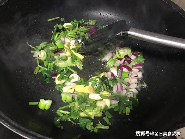 自制火锅版的石锅鱼，麻辣味鲜，温暖的合适一家人围在一起吃