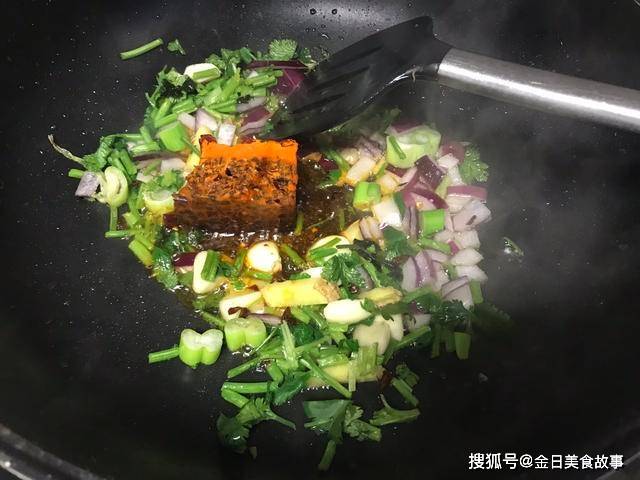 自制火锅版的石锅鱼，麻辣味鲜，温暖的合适一家人围在一起吃