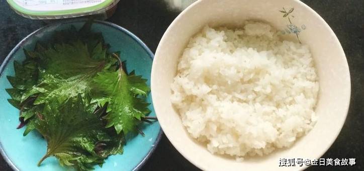 便捷美味的快手视频正餐，紫苏叶烤饭团吃起來