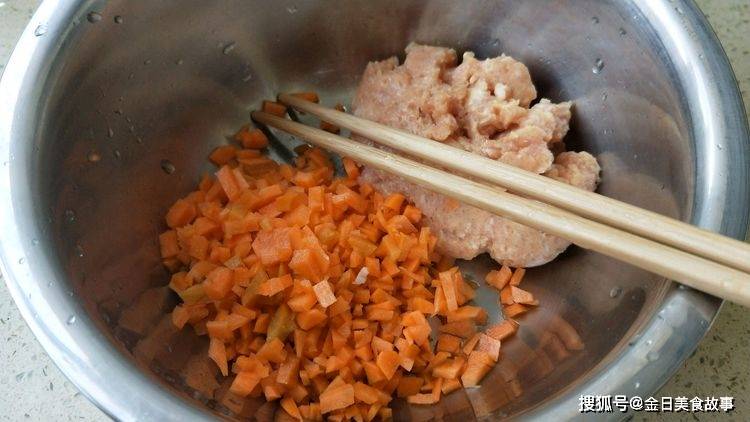 胡萝卜、蔬菜和肉丸汤，味道鲜美清淡，非常适合小孩吃