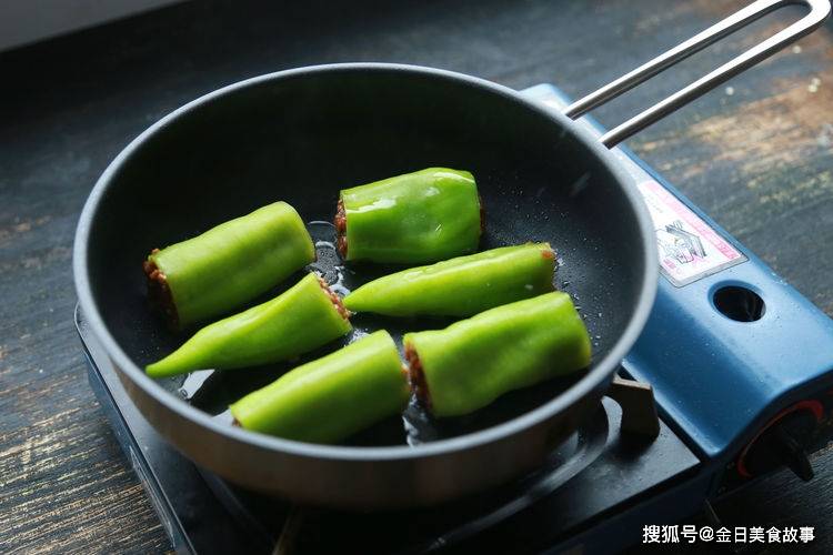 尖椒酿肉，青椒有火辣辣味儿，吃起來更为健脾开胃