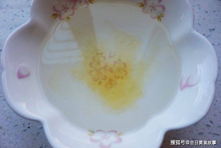 牛奶布丁做起來尤其简易不费劲，下午茶时间小甜品