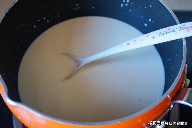 牛奶布丁做起來尤其简易不费劲，下午茶时间小甜品