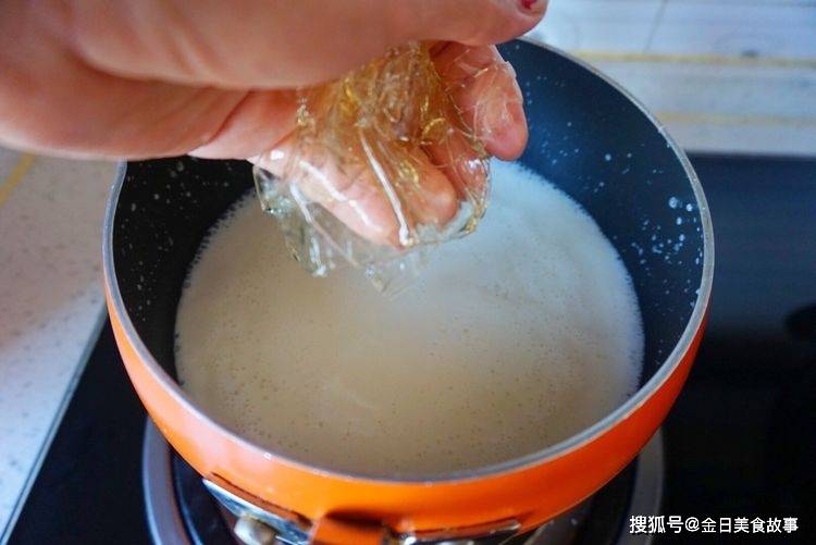 牛奶布丁做起來尤其简易不费劲，下午茶时间小甜品