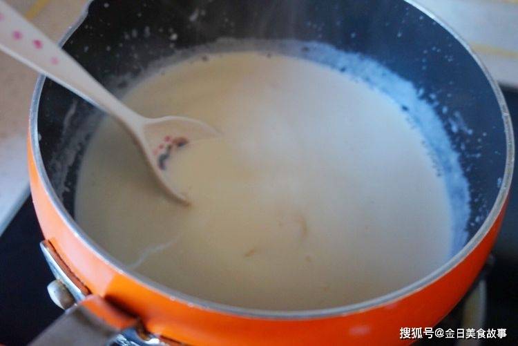 牛奶布丁做起來尤其简易不费劲，下午茶时间小甜品