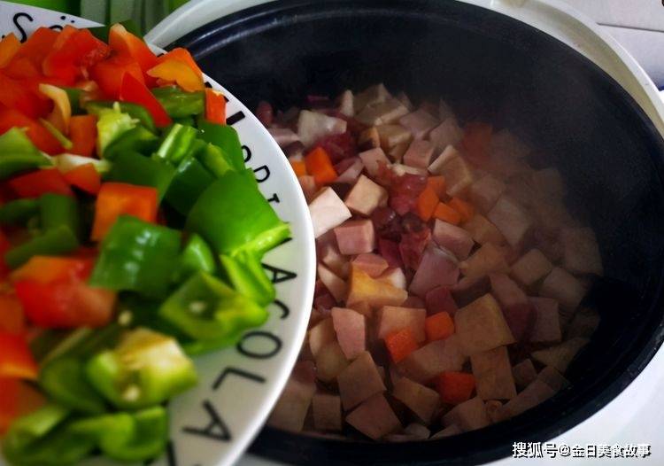 时令蔬菜香肠腊肉芋头饭，香肠腊肉芋头饭