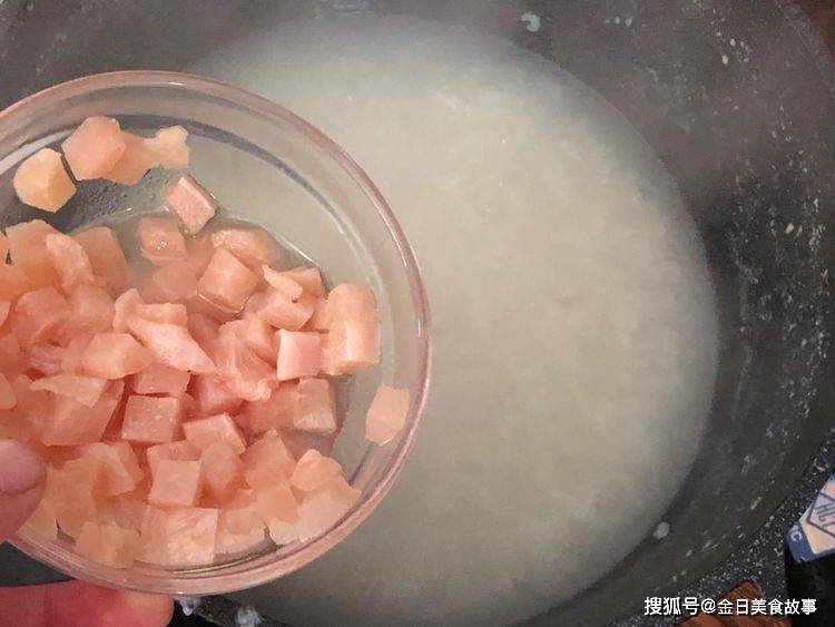 芹菜虾仁鸡肉粥，营养丰富，孩子吃了胃口好