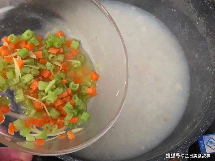 芹菜虾仁鸡肉粥，营养丰富，孩子吃了胃口好